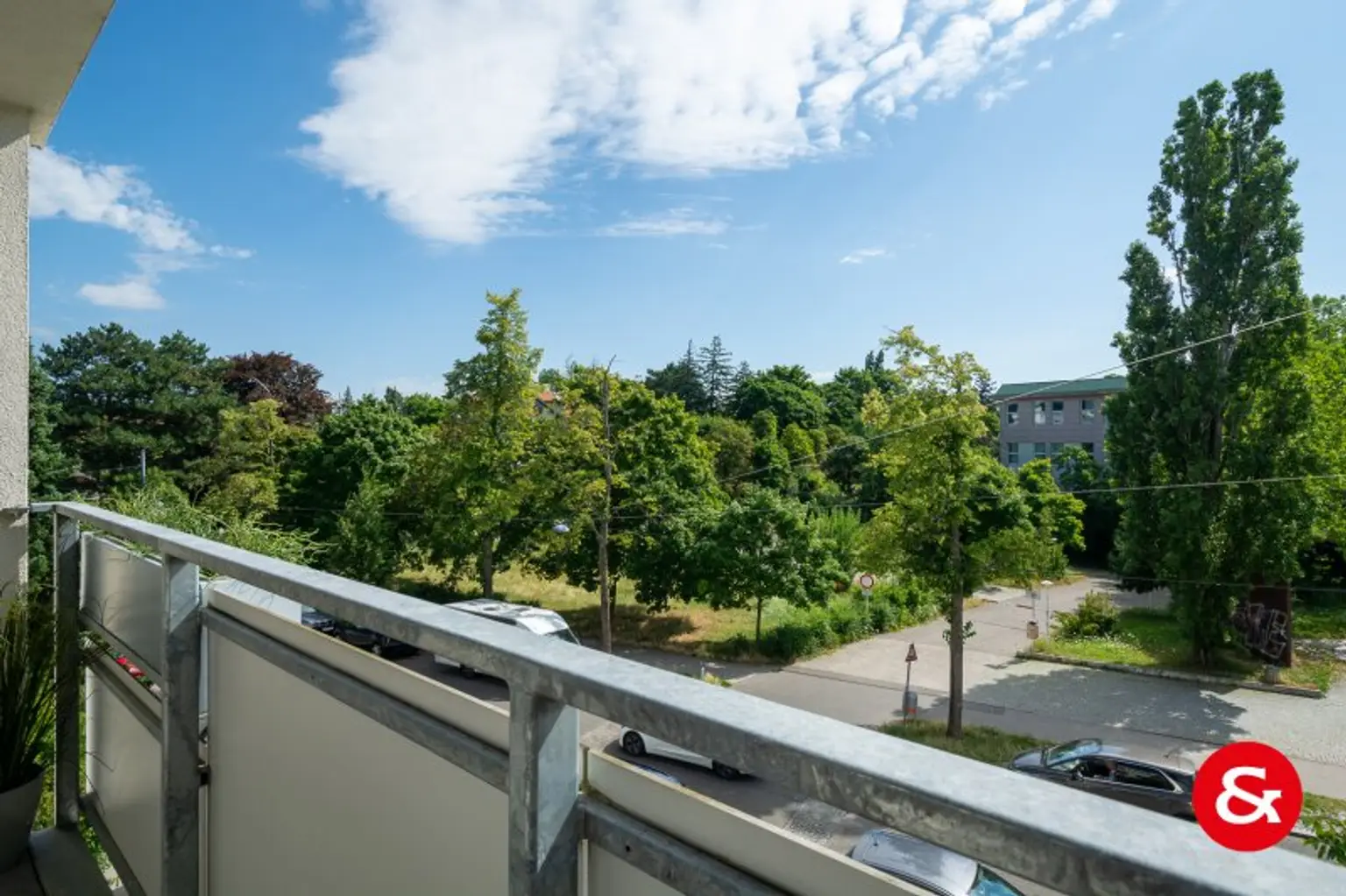 UNGLAUBLICHES PREIS-LEISTUNGSVERHÄLTNIS FÜR EINE DREIZIMMERWOHNUNG MIT LOGGIA IN GRÜNRUHELAGE!