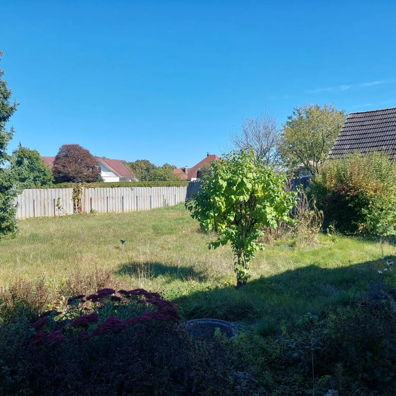 Wohnhaus mit Nebengebäude und Garten in Heiligenkreuz