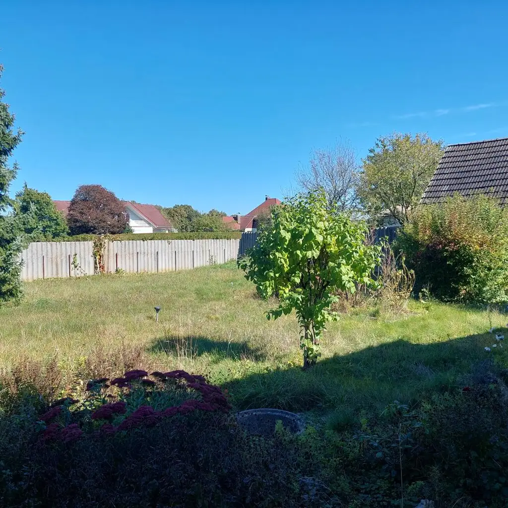 Wohnhaus mit Nebengebäude und Garten in Heiligenkreuz