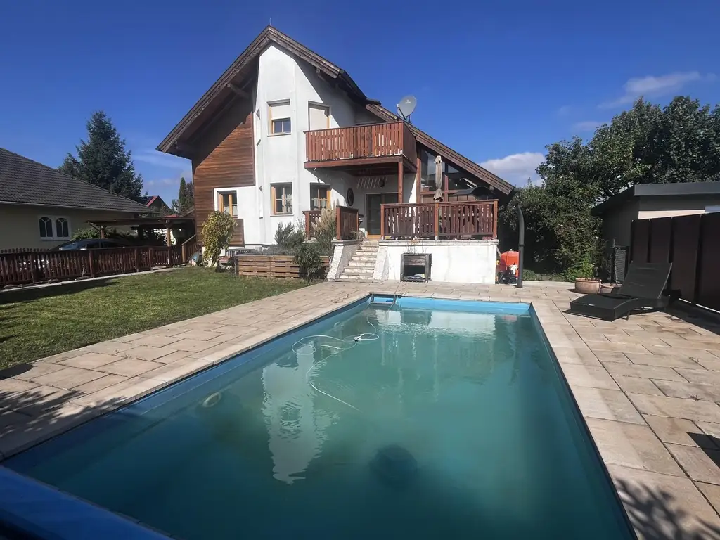 "Solides, Charmantes Haus mit Garten und Pool"