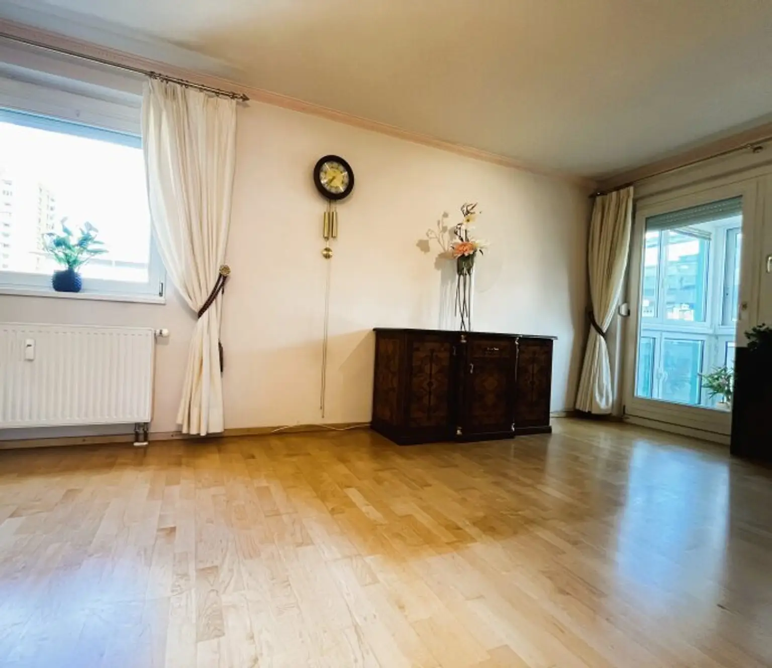 WOHNEN MIT AUSBLICK: Wunderschöne 3-Zimmerwohnung mit 2 verglasten Balkonen nahe Stadtgrenze von INNSBRUCK!