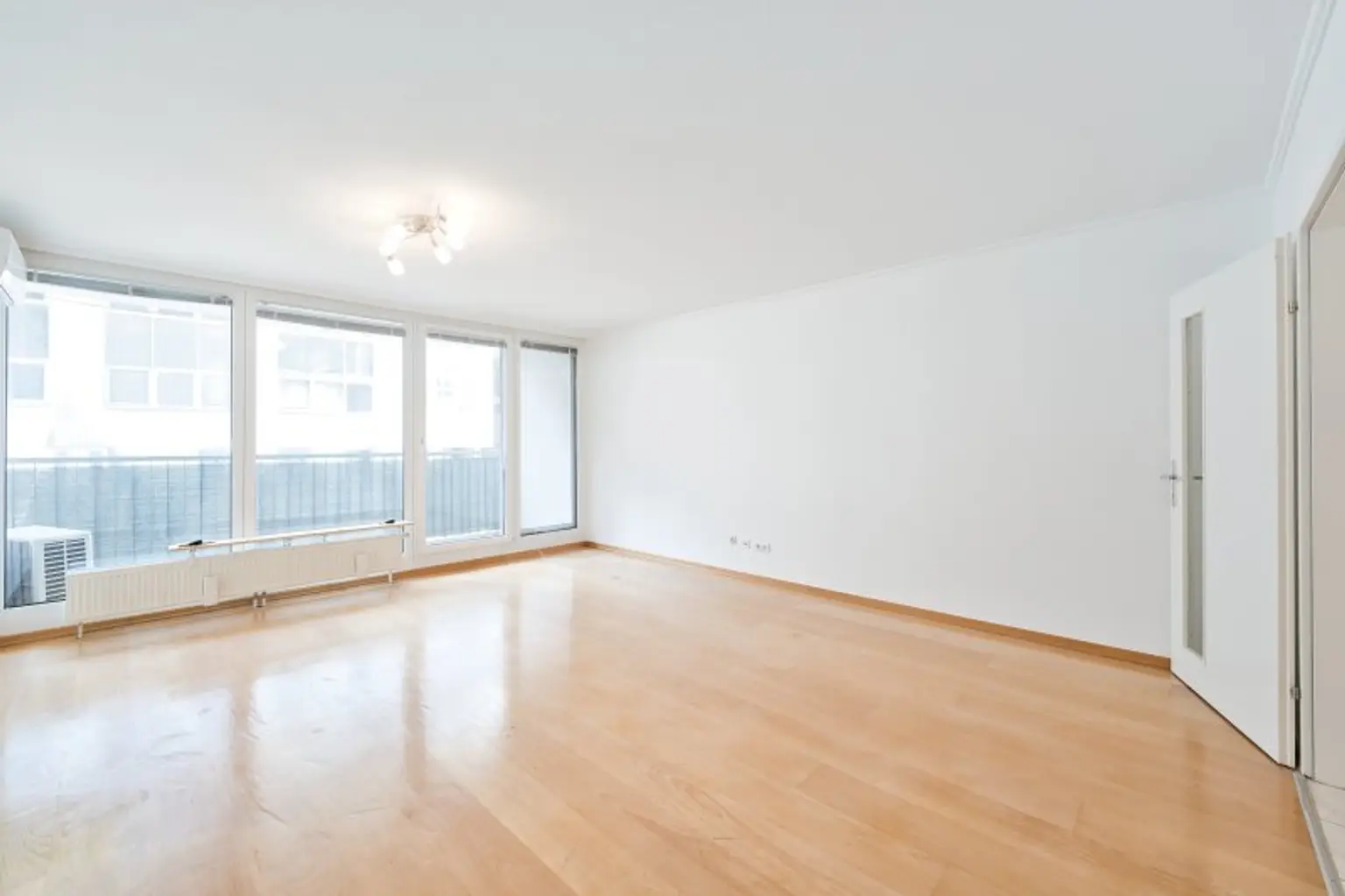 Moderne 2,5-Zimmer-Wohnung mit Balkon, Klimaanlage & hervorragender Anbindung