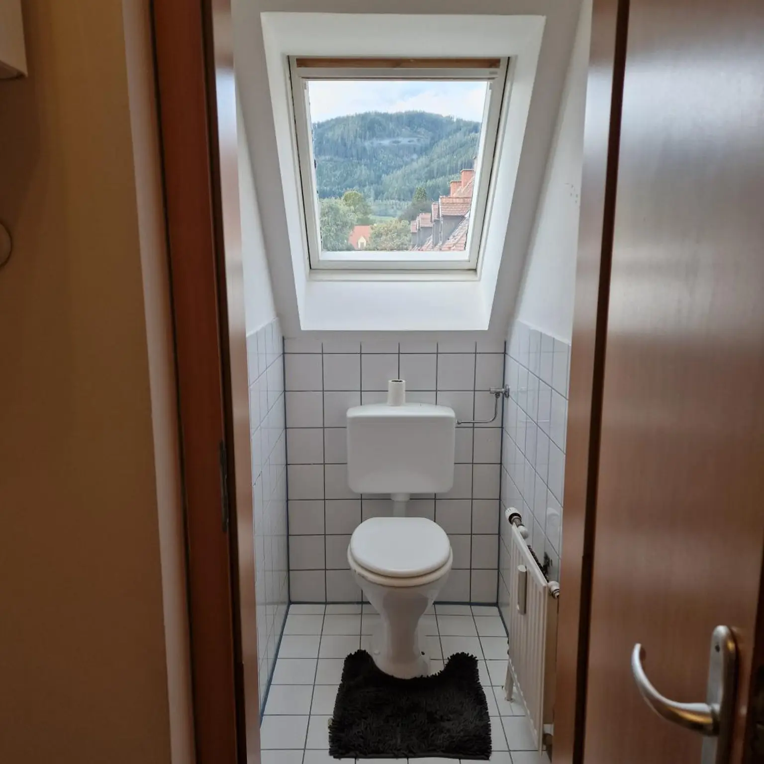 Voll möblierte 2,5-Zimmer-Dachgeschoßwohnung, 1 Monat mietzinsfrei!