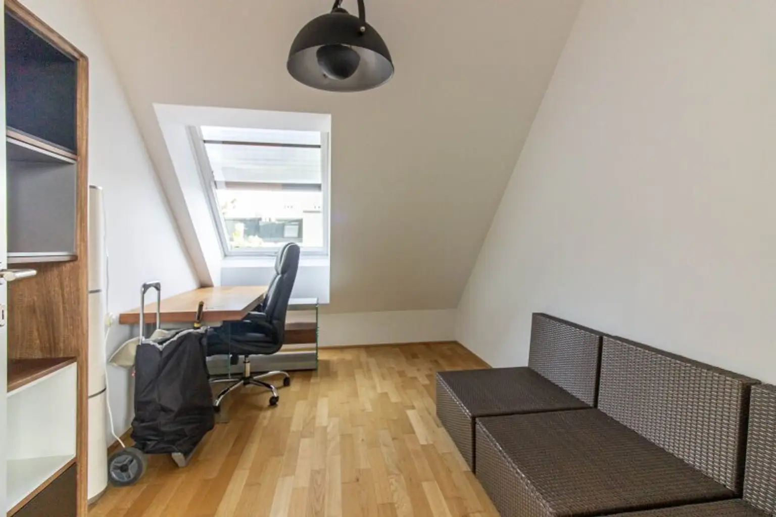 Traumhaft ruhige DG-Wohnung mit Terrasse bei U4-Hütteldorf - VOLL MÖBLIERT