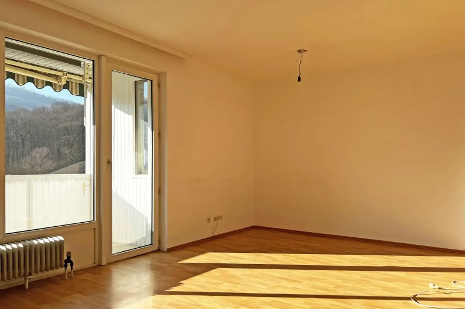 Wohnzimmer mit Ausgang auf die Südloggia