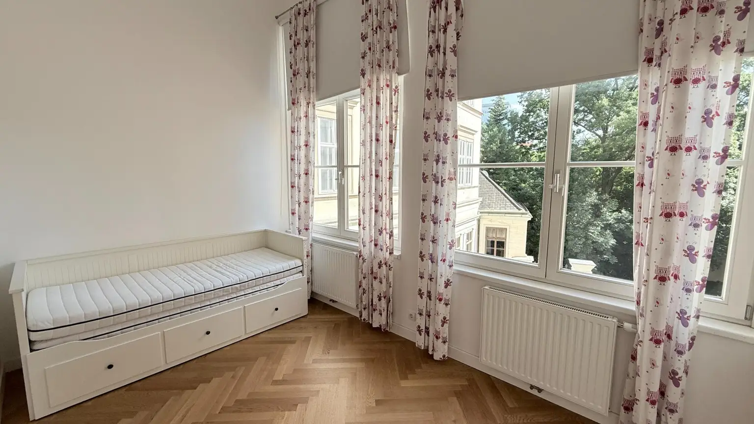 Prachtvolle Beletage mit Balkon in Bestlage am Rochusmarkt! Komplett möbliert.