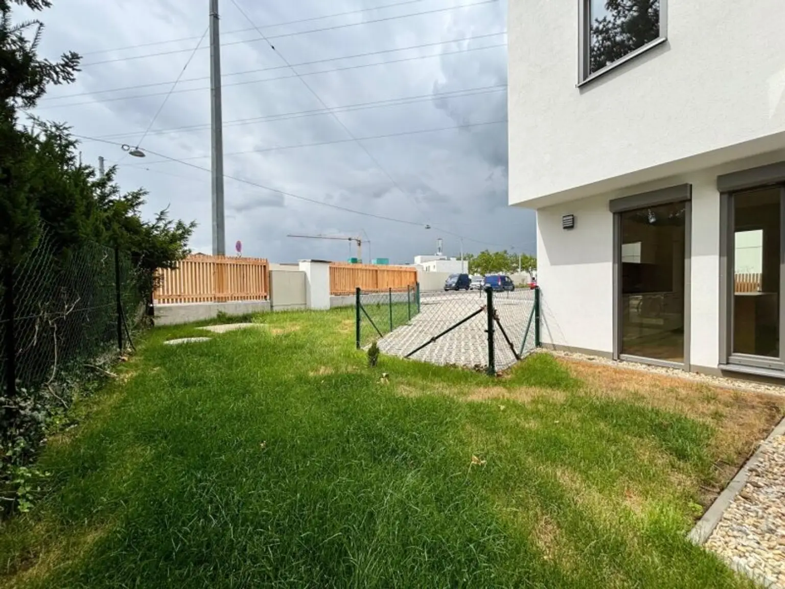 Modernes Eckreihenhaus in TOP-LAGE nahe U6: Erstbezug  mit Garten, Dachterrasse, 5 Zimmern, 2 Bädern – inkl. Küche & Stellplatz