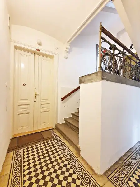 ++NEU++ Sanierungsbedürftige ALTBAU-CHARME & Top-Lage!  2,5-Zimmer-Perle perfekt als Anlage beim Ebner-Eschenbach-Park!