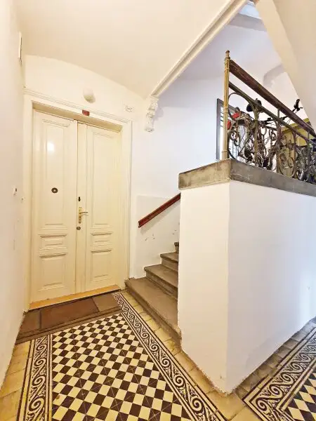 ++NEU++ Sanierungsbedürftige ALTBAU-CHARME & Top-Lage!  2,5-Zimmer-Perle perfekt als Anlage beim Ebner-Eschenbach-Park!