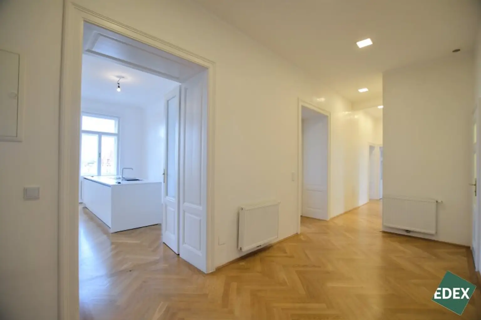 6-Zimmer Altbauwohnung mit Balkon und Klimaanlage in attraktiver Lage des 7. Bezirks