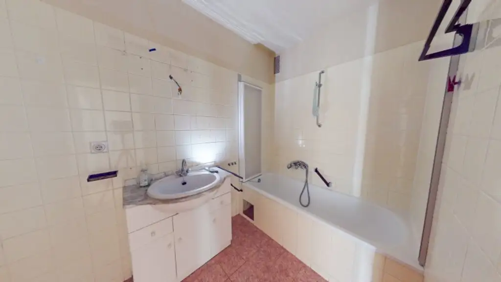 3-Zimmer-Wohnung mit Loggia & Grünblick – Sanierungsprojekt mit Potenzial