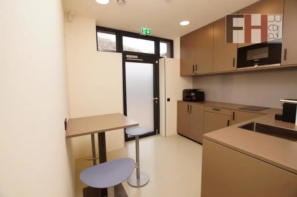 Moderne Gewerbeliegenschaft mit stylischer Wohneinheit inkl. Pool on Top! Bauland Kerngebiet! Vielfältige Nutzungsmöglichkeiten > Geschäftslokal, Büro, Praxis, Mobilitätscenter, KFZ!