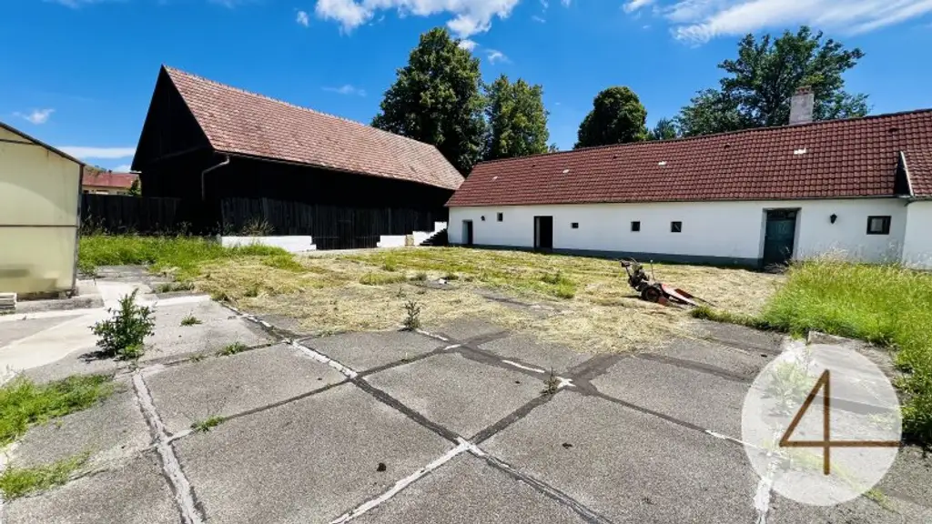 6 Minuten nach Geras - gut erhalten und teils renovierter Vierkanthof - großes Grundstück 2601m² - Brunnen am Grund