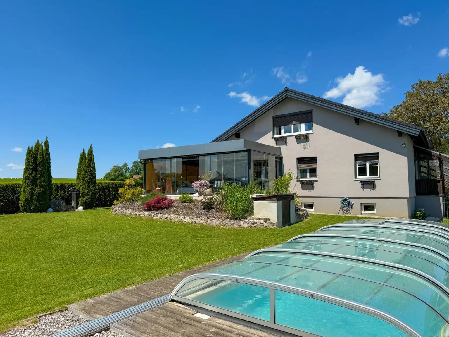 Traumhaftes EFH mit Pool und Garage auf großem Grundstück