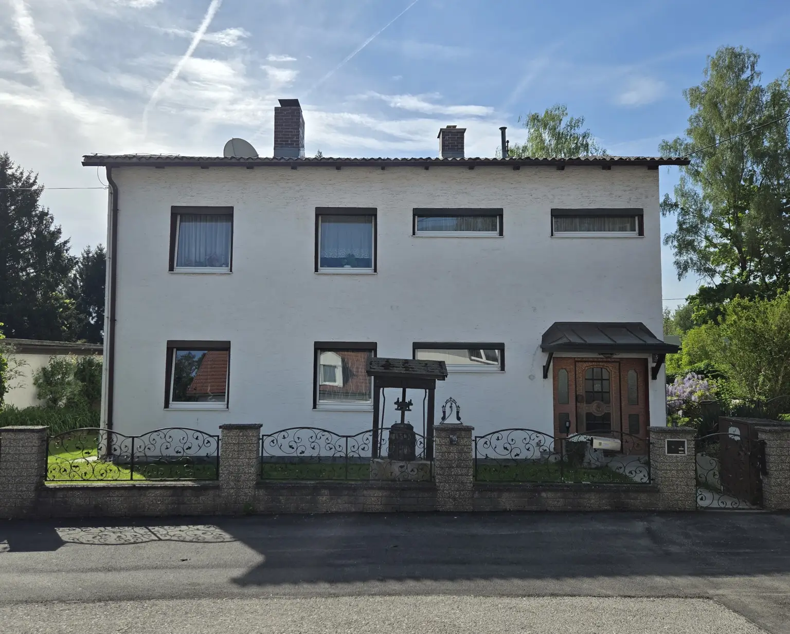 Einfamilienhaus mit Hauseingang - Zufahrtsstraßenansicht (Norden)