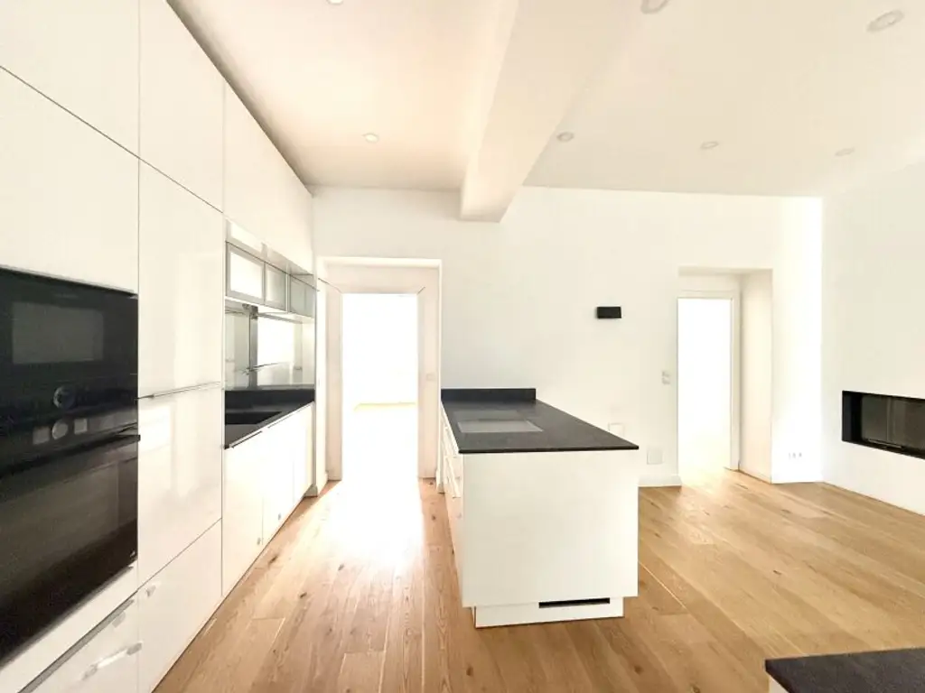 TOP LAGE SIEVERING: Sonnige, kernsanierte Wohnung I Kochinsel & Kamin I Fußbodenheizung & Sonnenschutz I großzügiges & helles Badezimmer I nähe Obkirchergasse