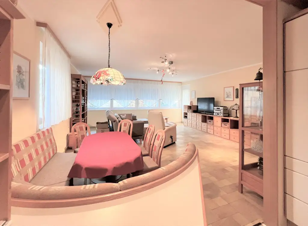 SEHR GUT GESCHNITTENE EIGENTUMSWOHNUNG MIT RIESEN WOHNBEREICH UND SONNIGER WESTLOGGIA