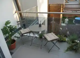 Balkon: KI generierte Einrichtung