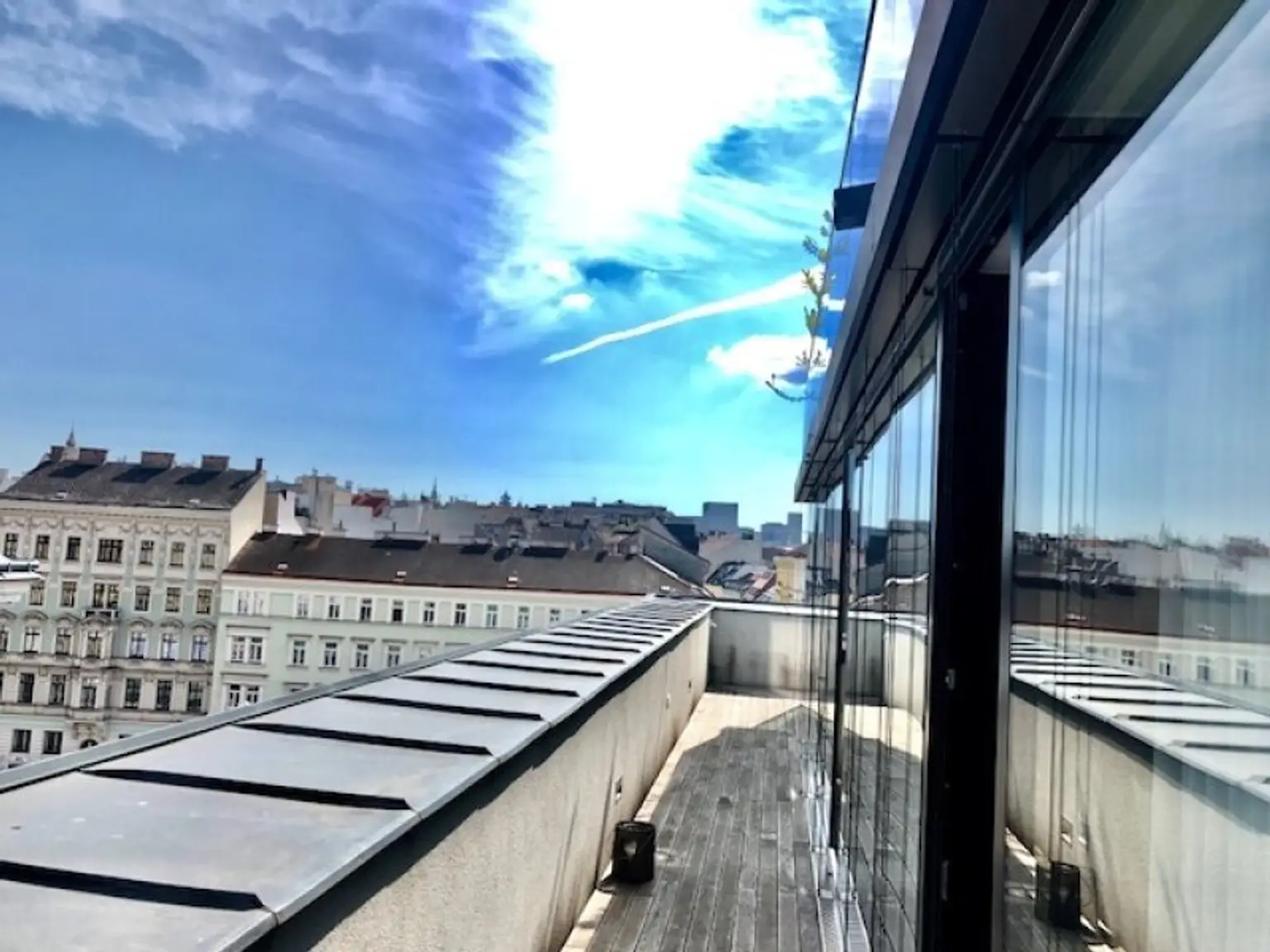 MIETWOHNUNG-INNENSTÄDTISCHE & EXQUISITE - PENTHOUSE- WOHNUNG-OHNE DACHSCHRÄGEN! mit 2,5-Zimmern in Top Lage - NASCHMARKT - 1060 WIEN!