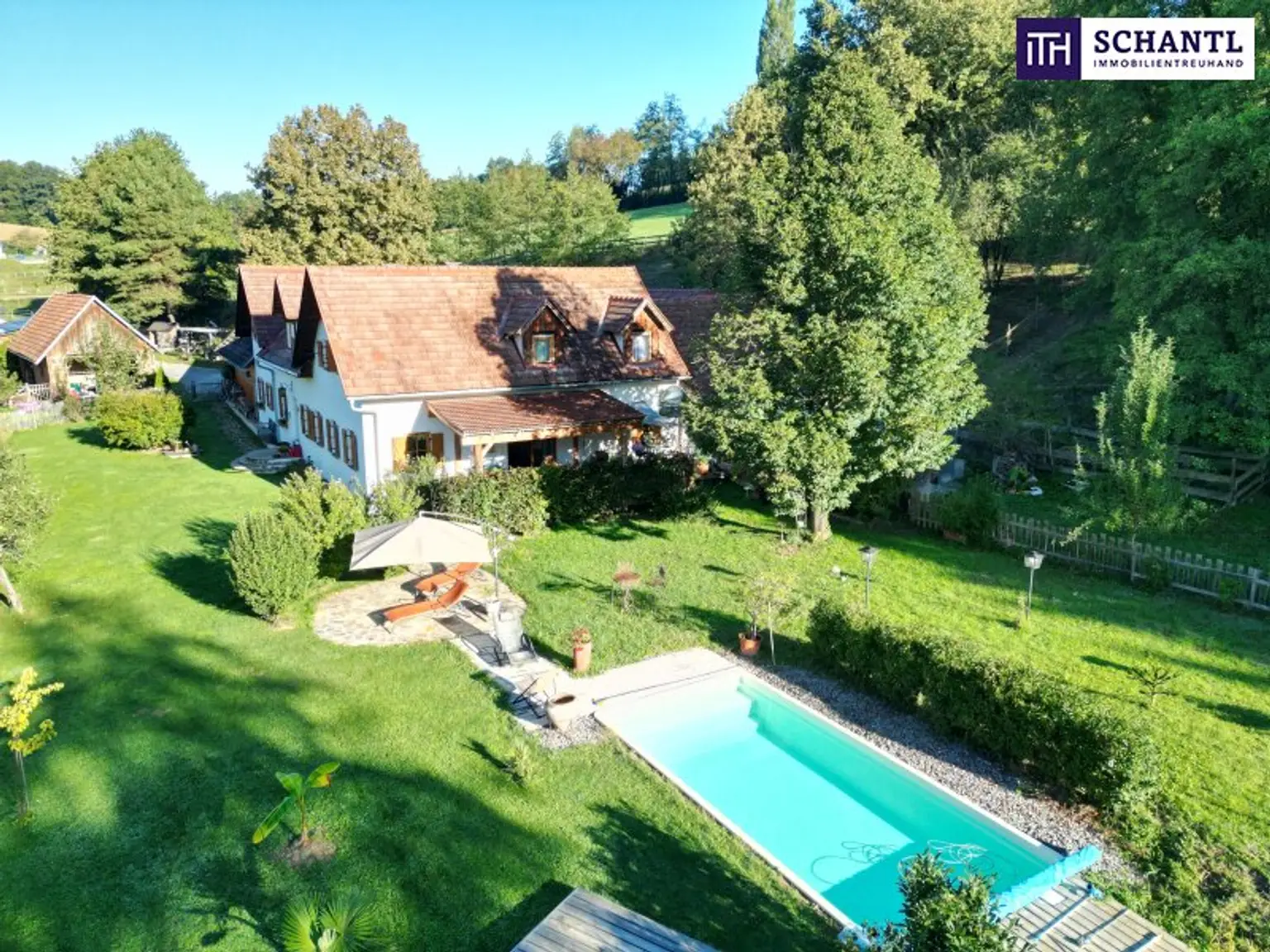 SENSATIONELLES JUWEL! Exklusiver Vierkanthof im Thermenland Steiermark – Wohnen, Reiten & Leben mit Pool und Natur!