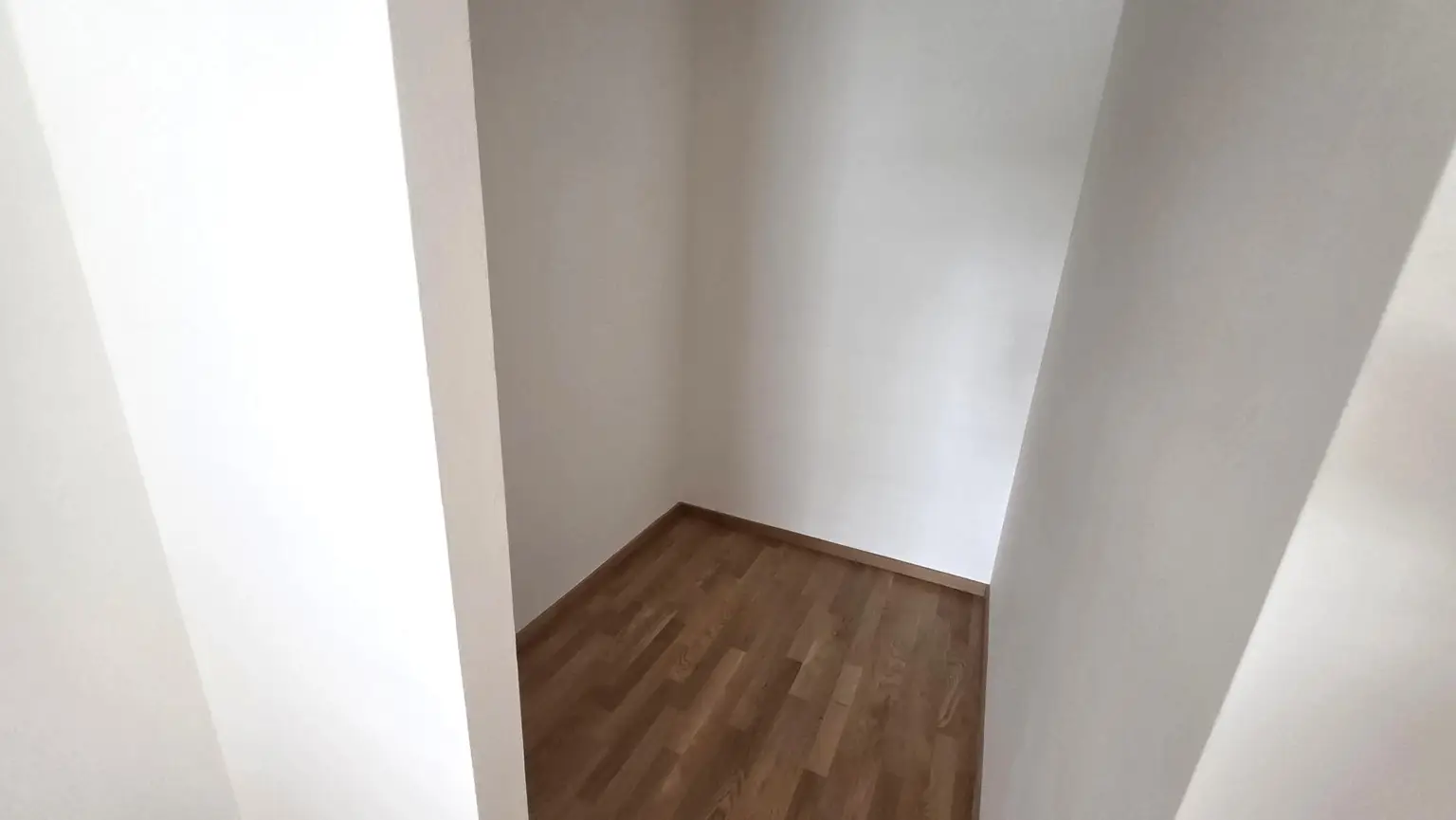 Super-schicke Neubauwohnung direkt am Hunyadi Schlosspark - NEUE KÜCHE!!