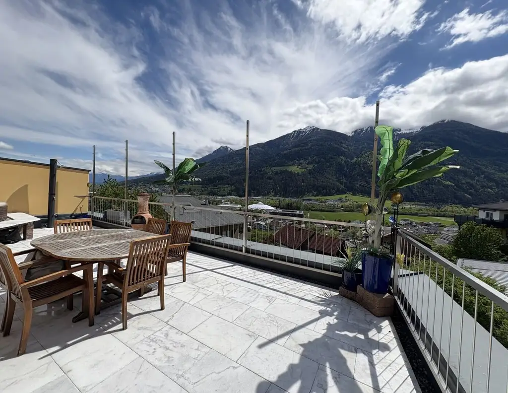 Dachgeschosswohnung in Telfs: Stilvoll leben mit Terrasse und Garagen!