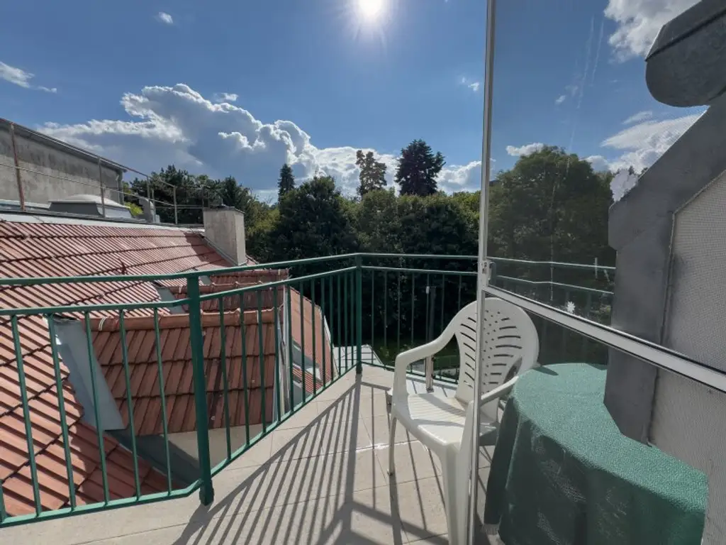 Helle DG-Wohnung mit Balkon | Garagenplatz optional