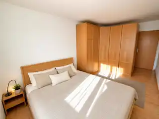 Schlafzimmer_mit_Bueroecke_dahinter