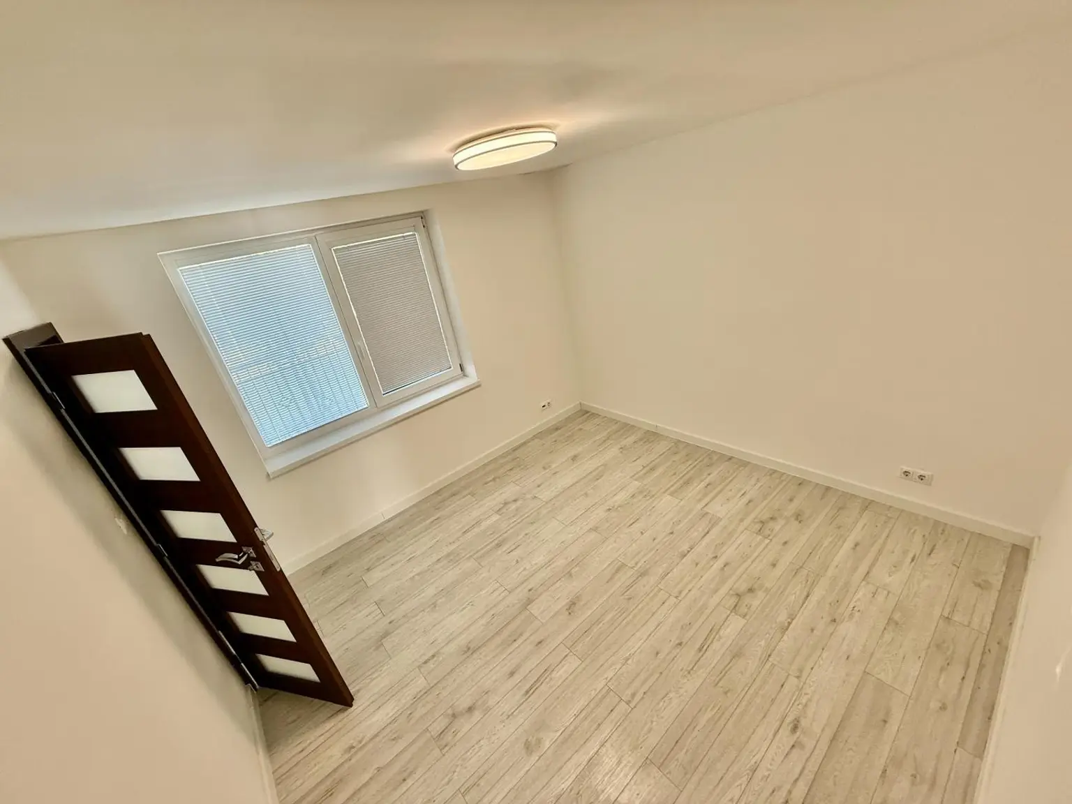 EG Zimmer mit begehbaren Wandschrank