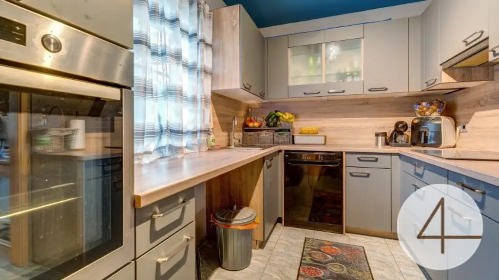 Ihr neues Zuhause: Stilvolles Einfamilienhaus mit Pool in ruhiger Lage