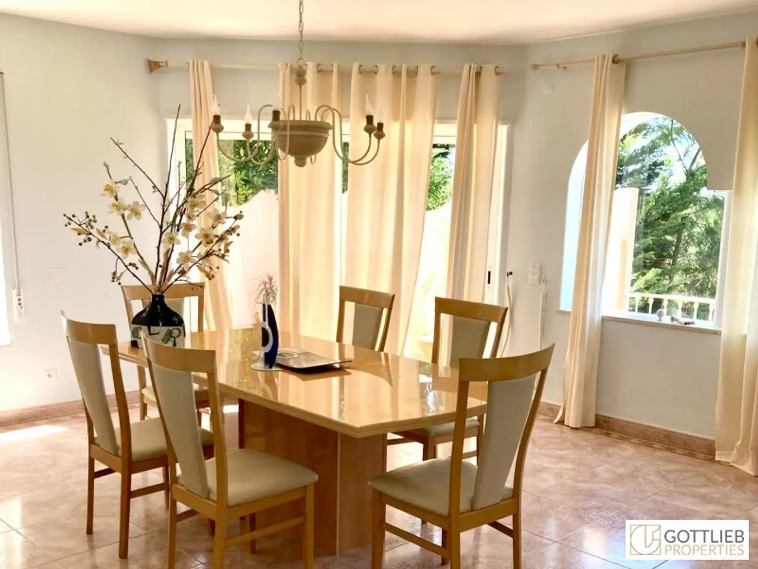 Uneinsehbare Villa mit Terrassen und großem Garten, Swimmingpool und Meerblick
