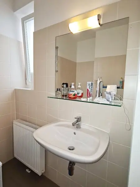 TERRASSENHIT, U1-NÄHE, 84 m2 Dachgeschoß mit 30 m2 Terrasse, 2 Zimmer, Wohnküche, 2 Bäder, Parketten, Viktorgasse