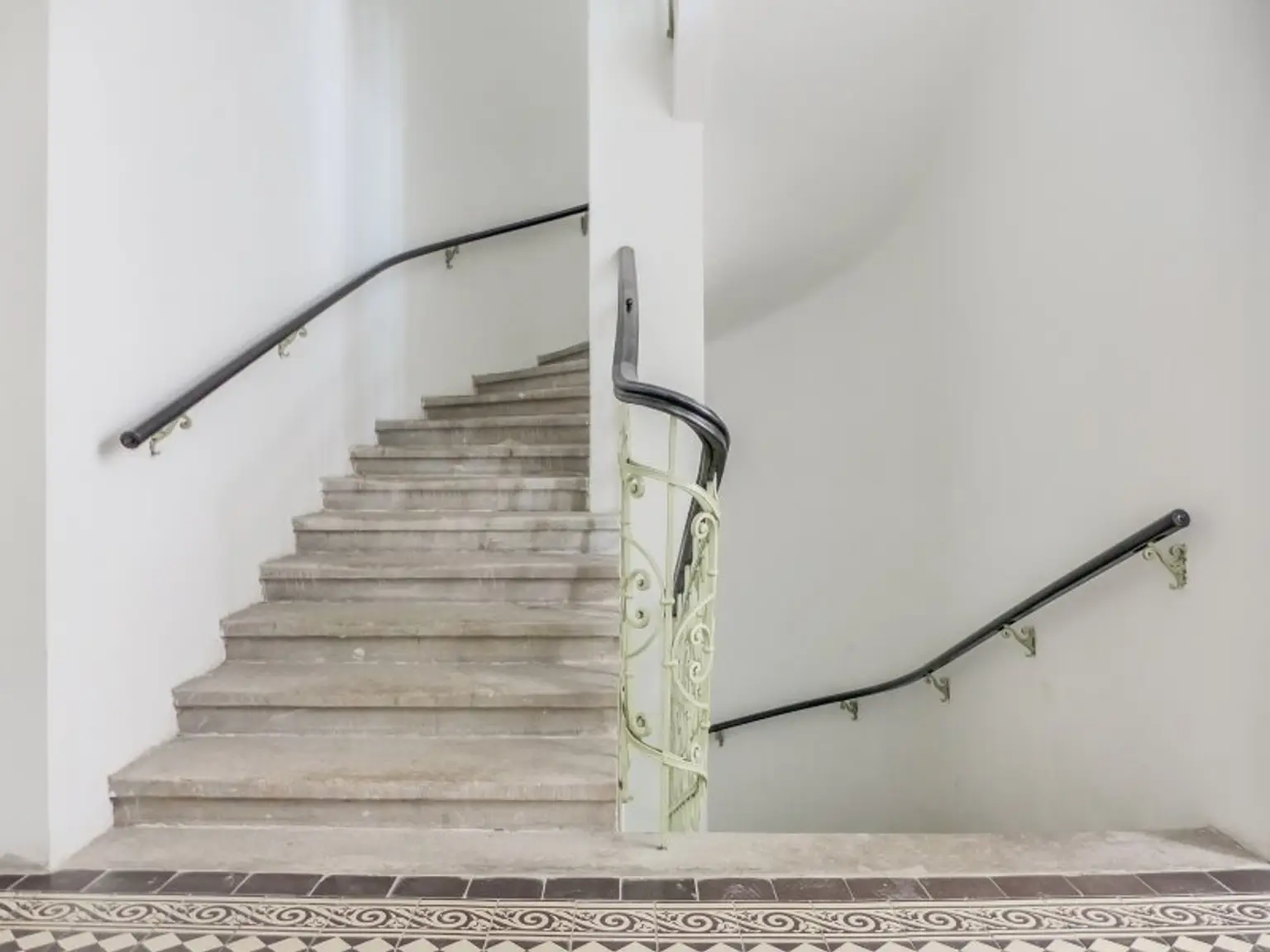 Zeitlose Eleganz im Stilaltbau - hochwertig sanierte 2 Zimmer-Wohnung in Hofruhelage