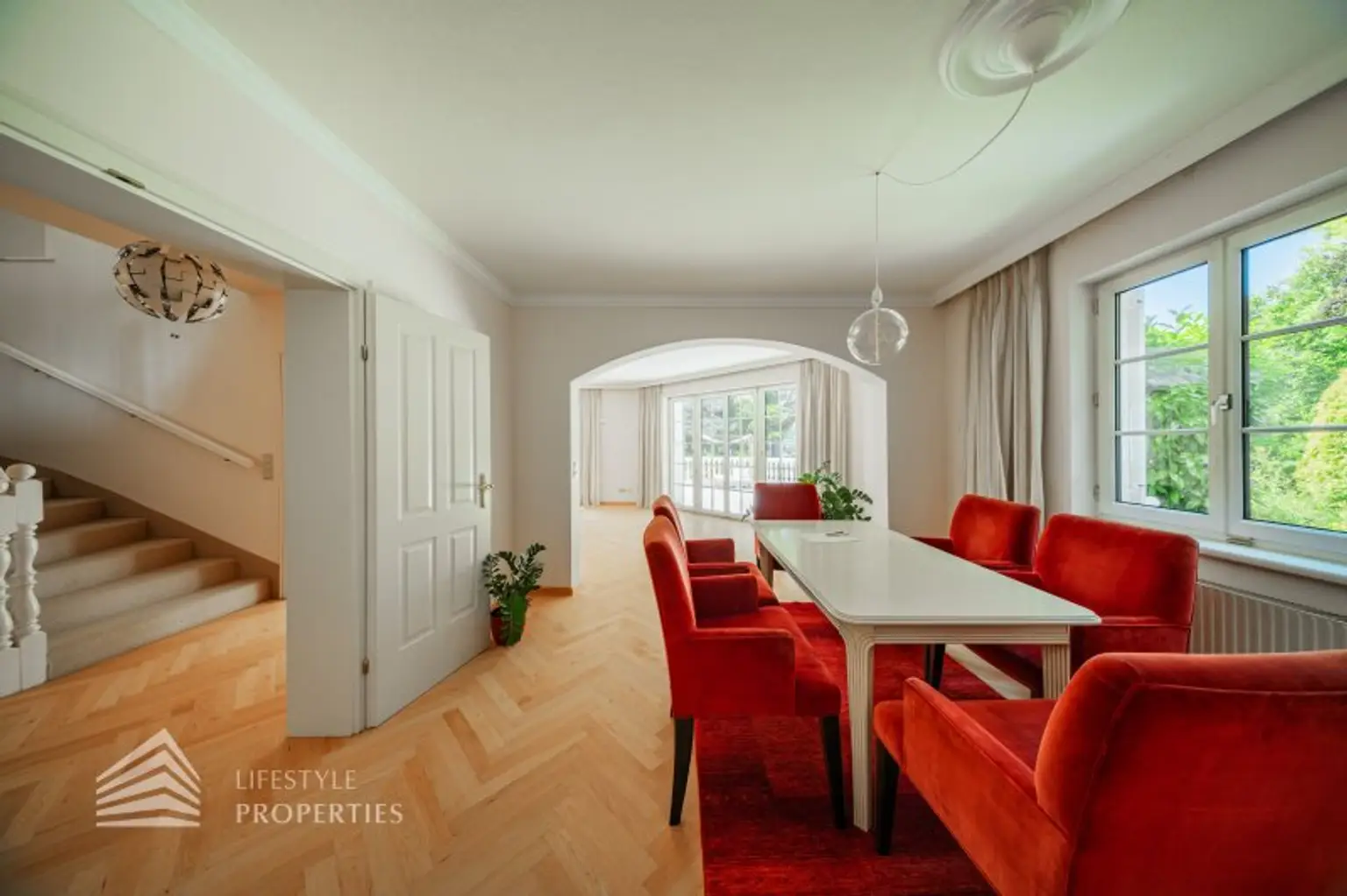 Elegantes Haus mit großzügiger Terrasse und gepflegtem Garten