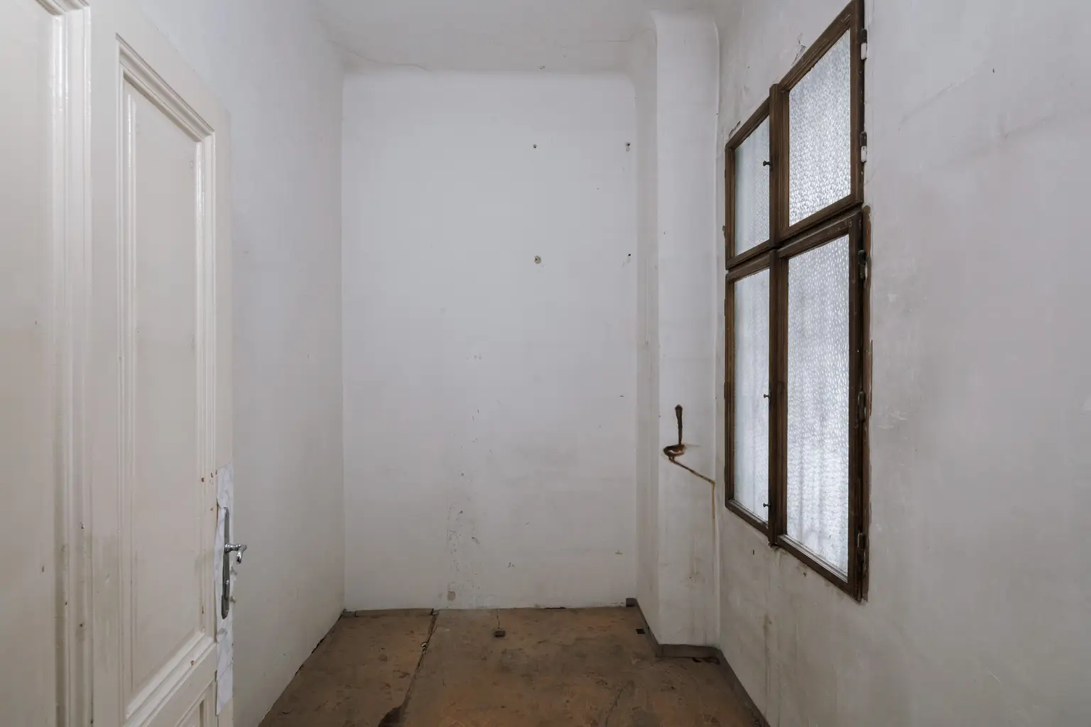 Sanierungsbedürftiges 4 Zimmer Altbau-Juwel in sehr guter zenraler Lage von Döbling!