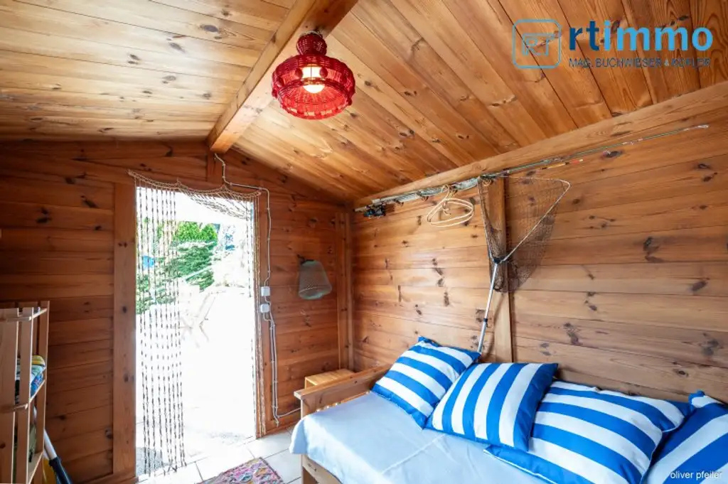 LIEBEVOLL GEPFLEGTES TRAUMHAUS AM SEE MIT KAMIN; SEETERRASSE, SOMMERHÄUSCHEN AM WASSERUND GARAGE