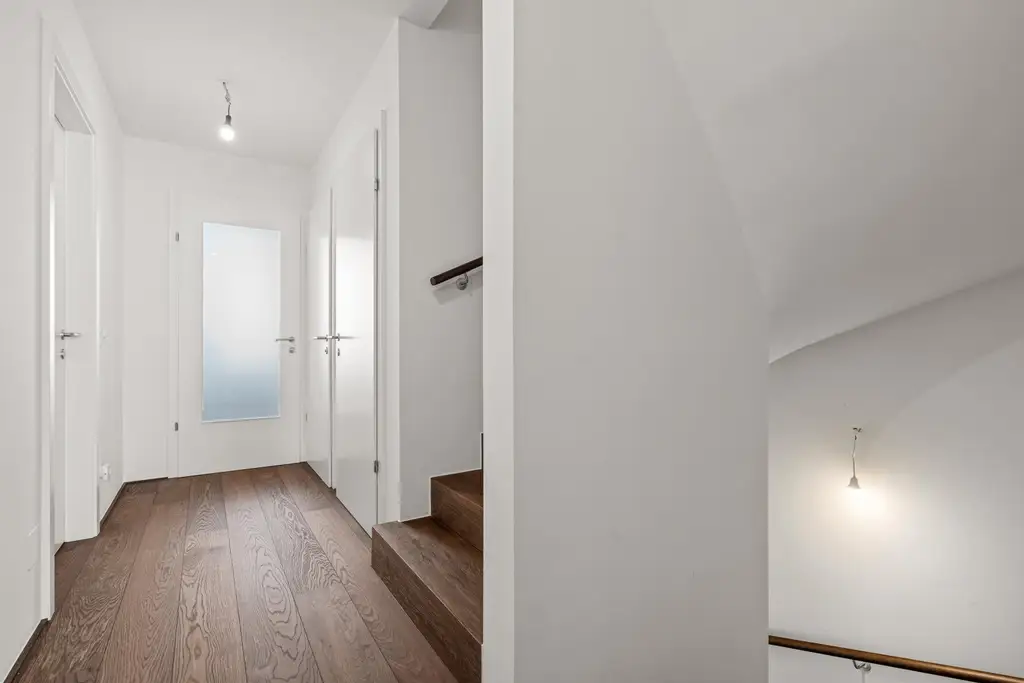 "Luxuriös & zentral – Doppelhaus in Stockerau mit 6 Zimmern und hochwertiger Möblierung"
