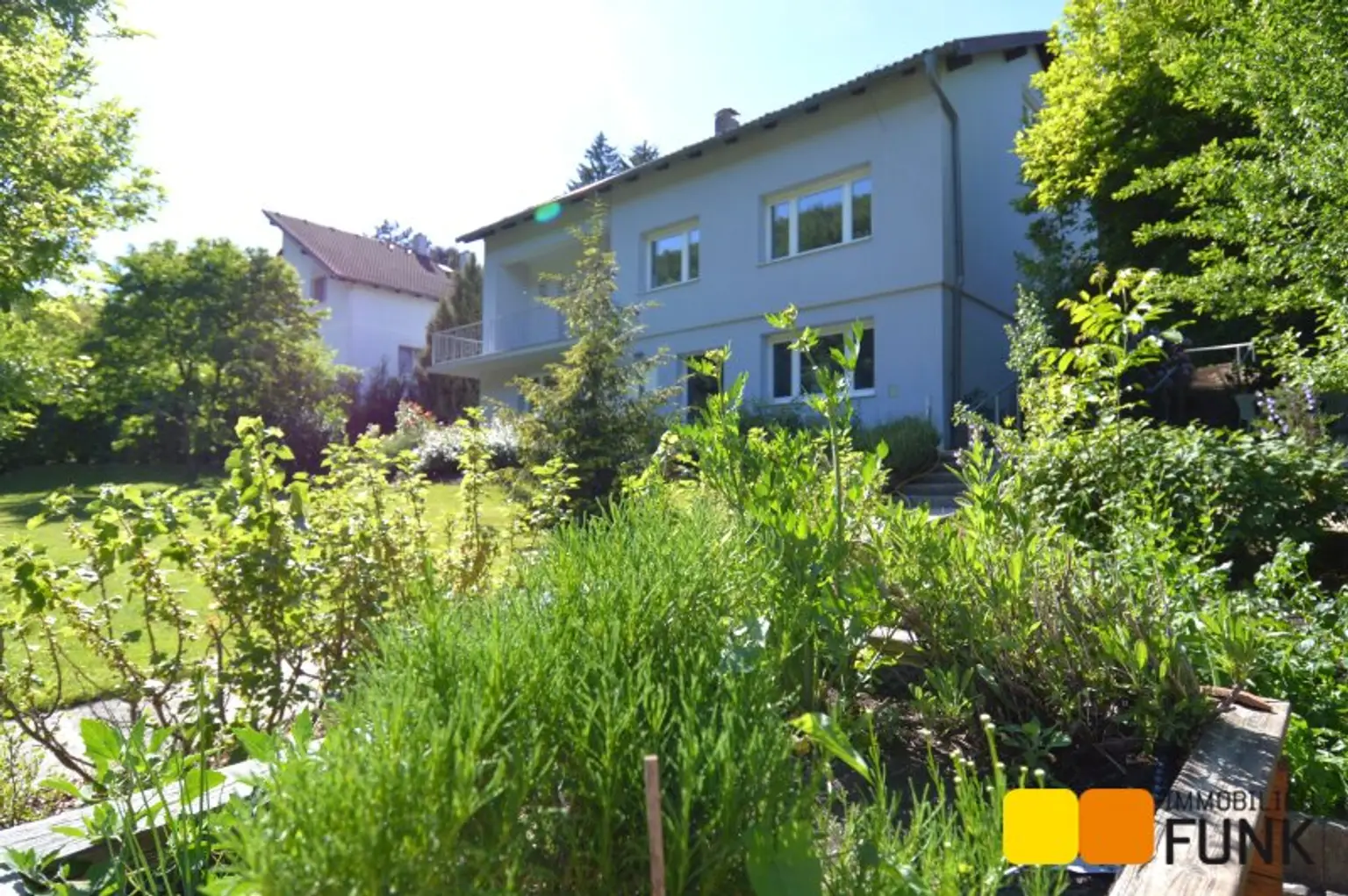 Großzügiges Haus mit Traumgarten