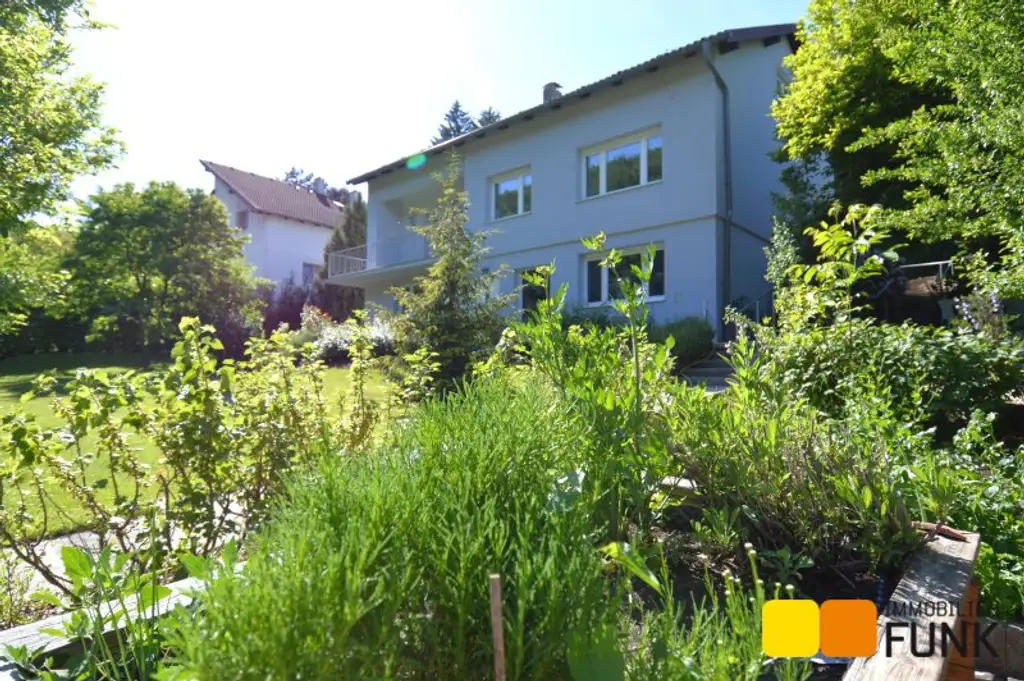 Großzügiges Haus mit Traumgarten