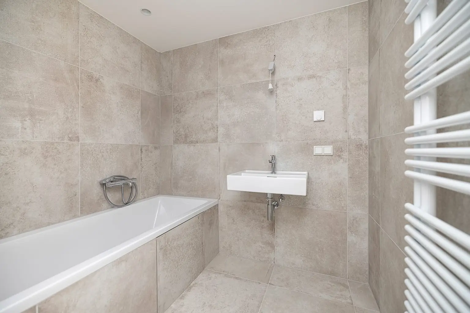 Bad mit Badewanne