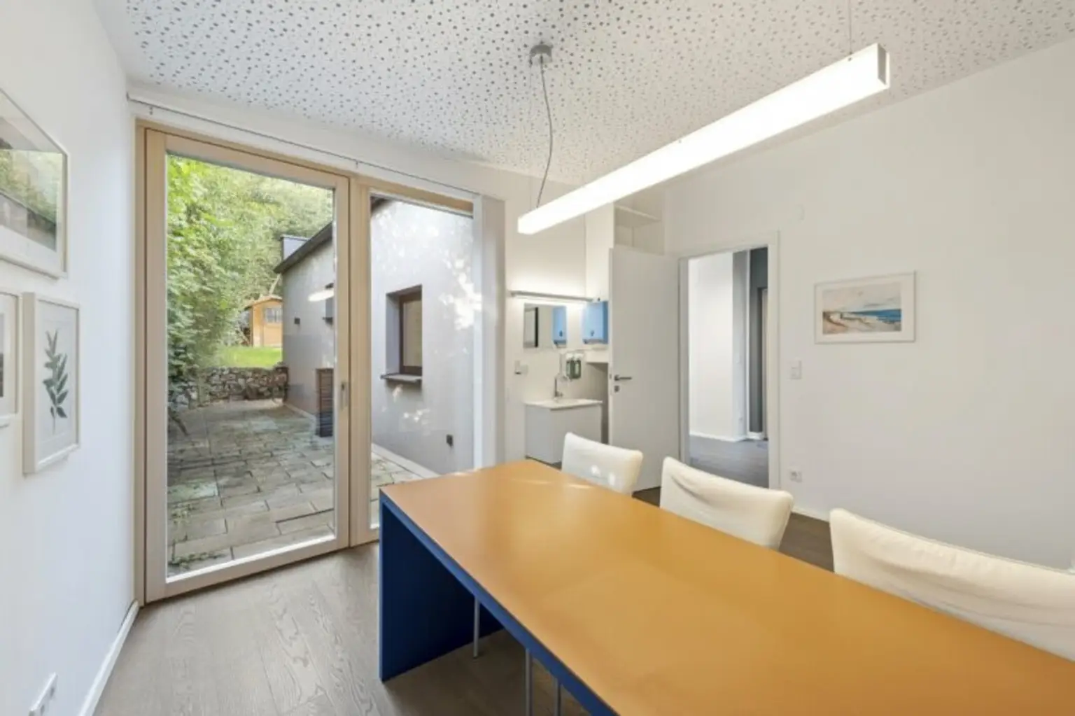 Exklusive Villa mit Nebengebäude in Gießhübl – Wohnen, Arbeiten & Wellness in Premiumlage