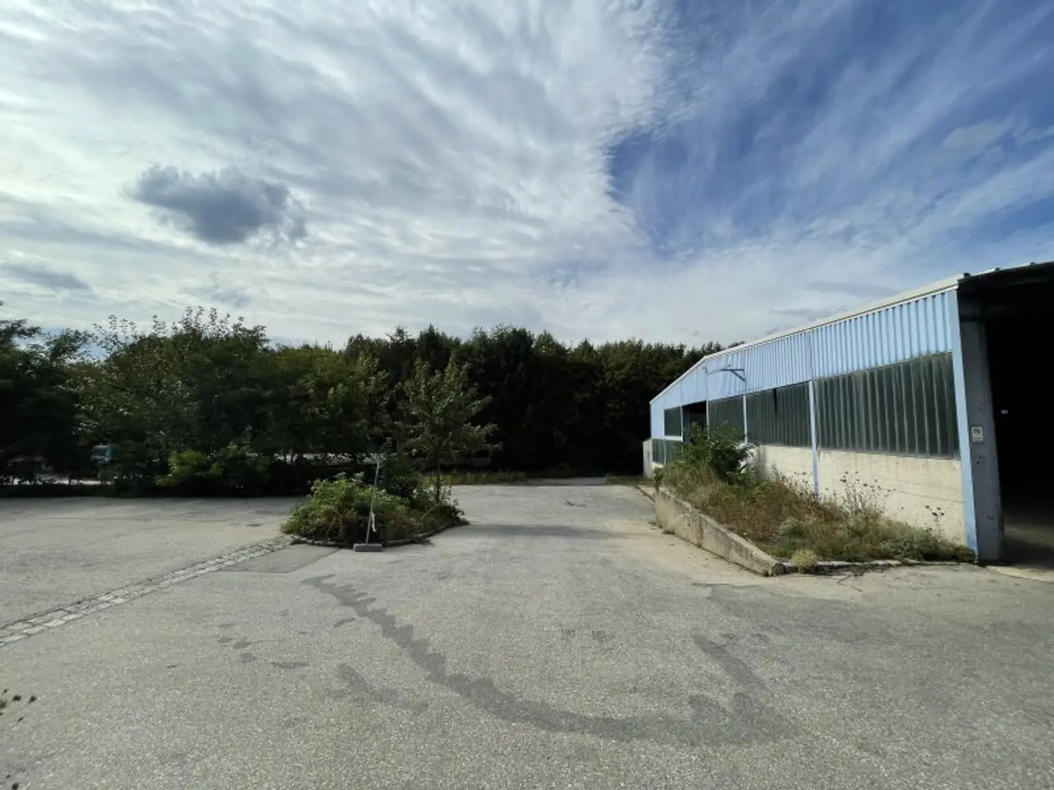 800 m² HALLEN FÜR LAGER/WERKSTATT UND 1.100 m² AUSSENFLÄCHEN NÄHE SIEGENDORF/EISENSTADT!