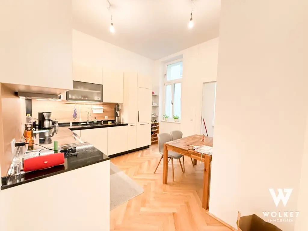 Klassischer Altbau trifft modernen Luxus – Helle kernsanierte 2-Zimmer-Wohnung mit Balkon & Tiefgarage in bester Lage von Margareten