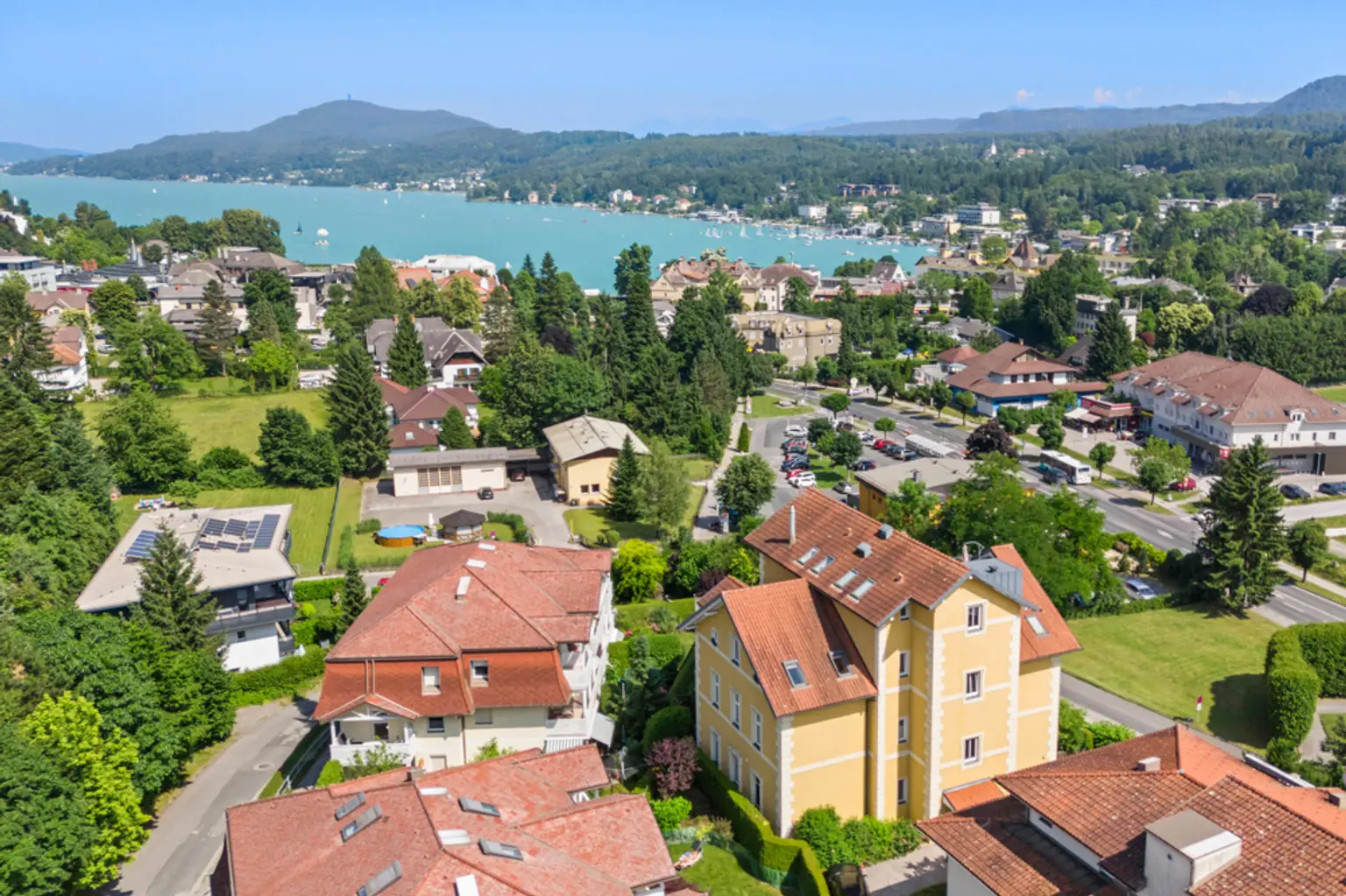 Seeblick-Wohnung in charmanter Villa