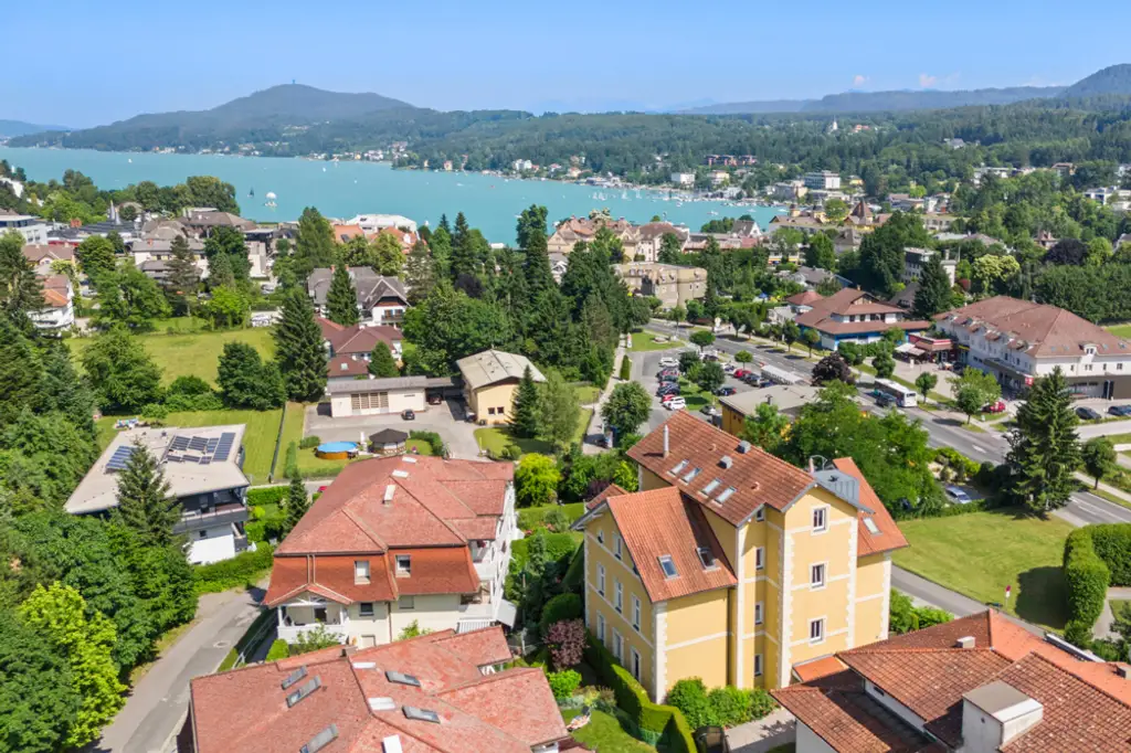 Seeblick-Wohnung in charmanter Villa