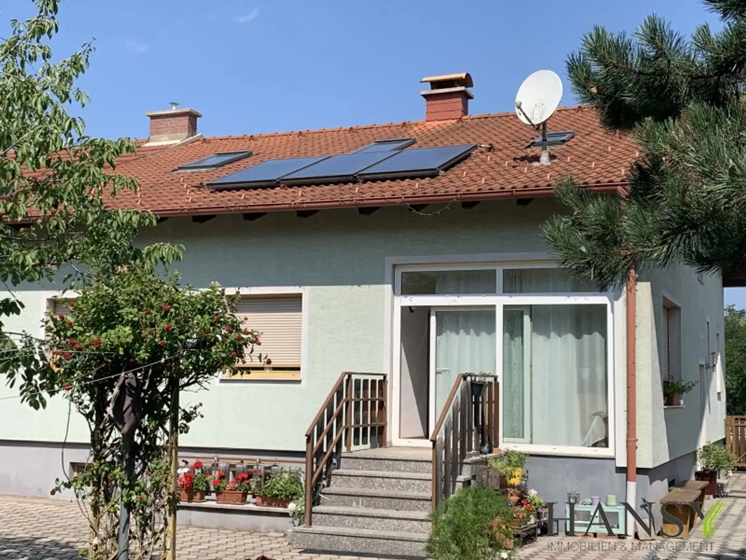 Großzügiges, bezugsfertiges Traumhaus mit Baugrund, Doppelgarage und Gartenidylle