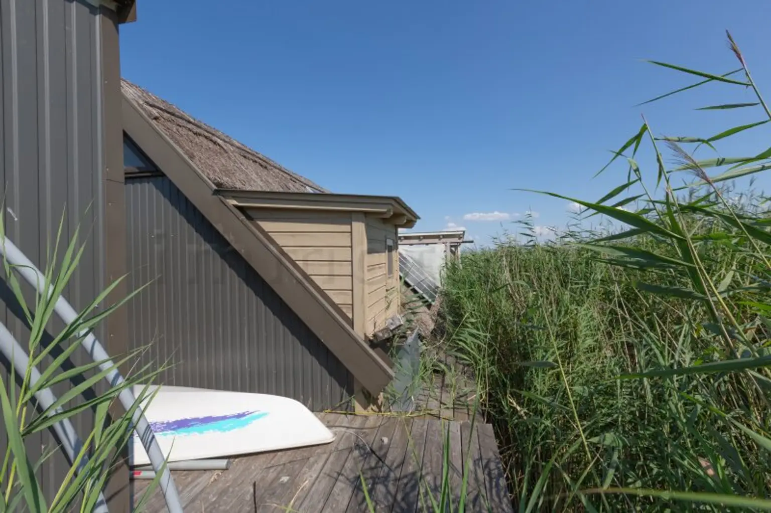 Neu adaptierte Spitzhütte in Toplage am offenen See