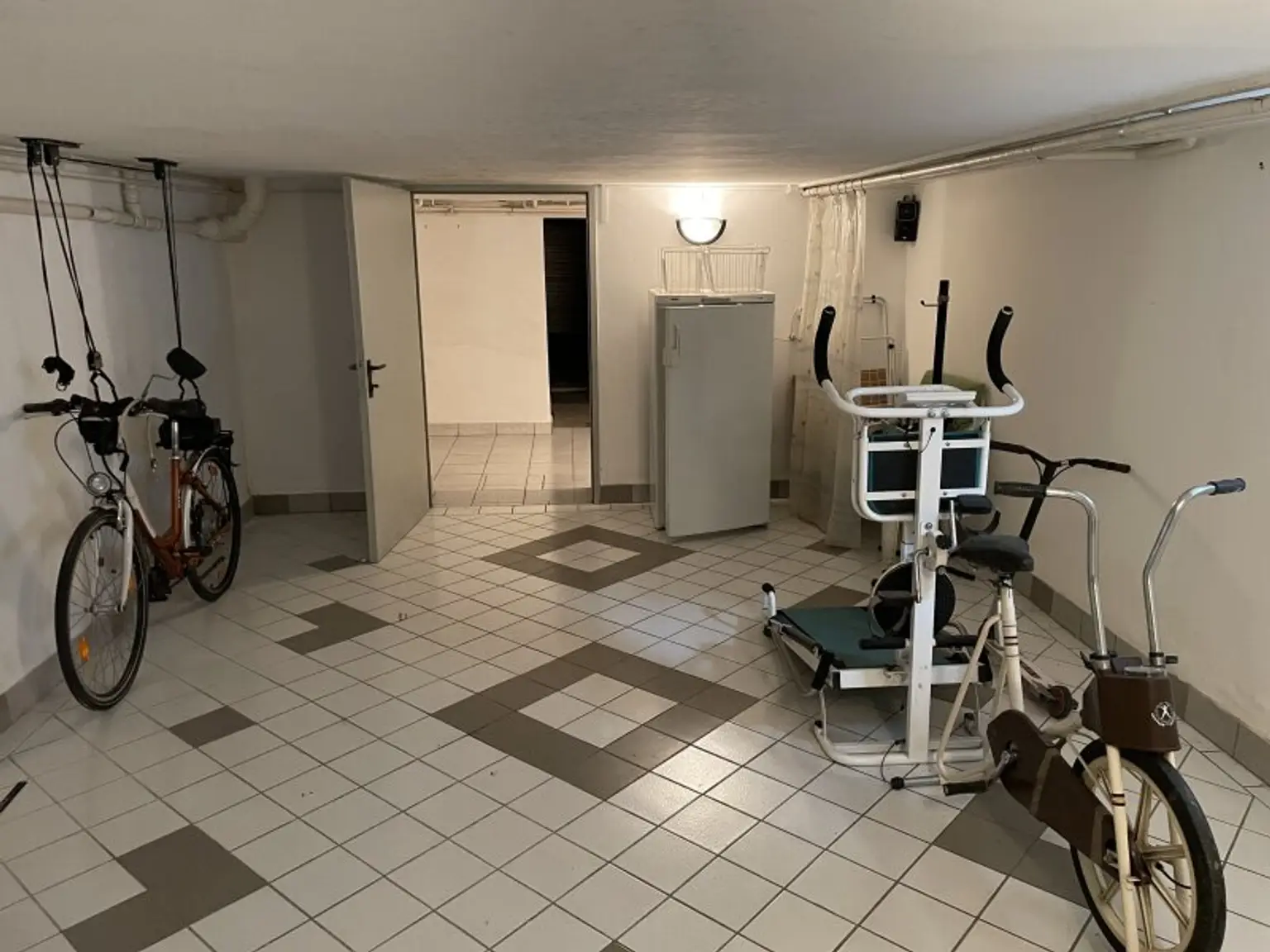 SEHR GEPFLEGTES EINFAMILIEN-HAUS MIT SCHÖNEM GARTEN -- LOGGIA/GARAGE -- RUHELAGE!