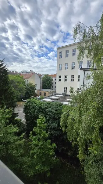 2-Zimmer-Wohnung in brauchbarem Zustand (Sanierungsbedarf!) - Balkon+Hofausrichtung - 3.Stock OHNE Lift