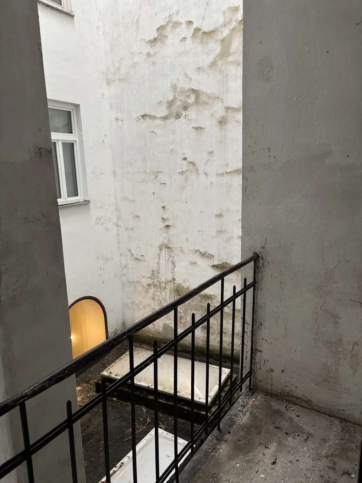 Sanierungsbedürftige 82m² Altbauwohnung mit mini Balkon in Hofruhelage!